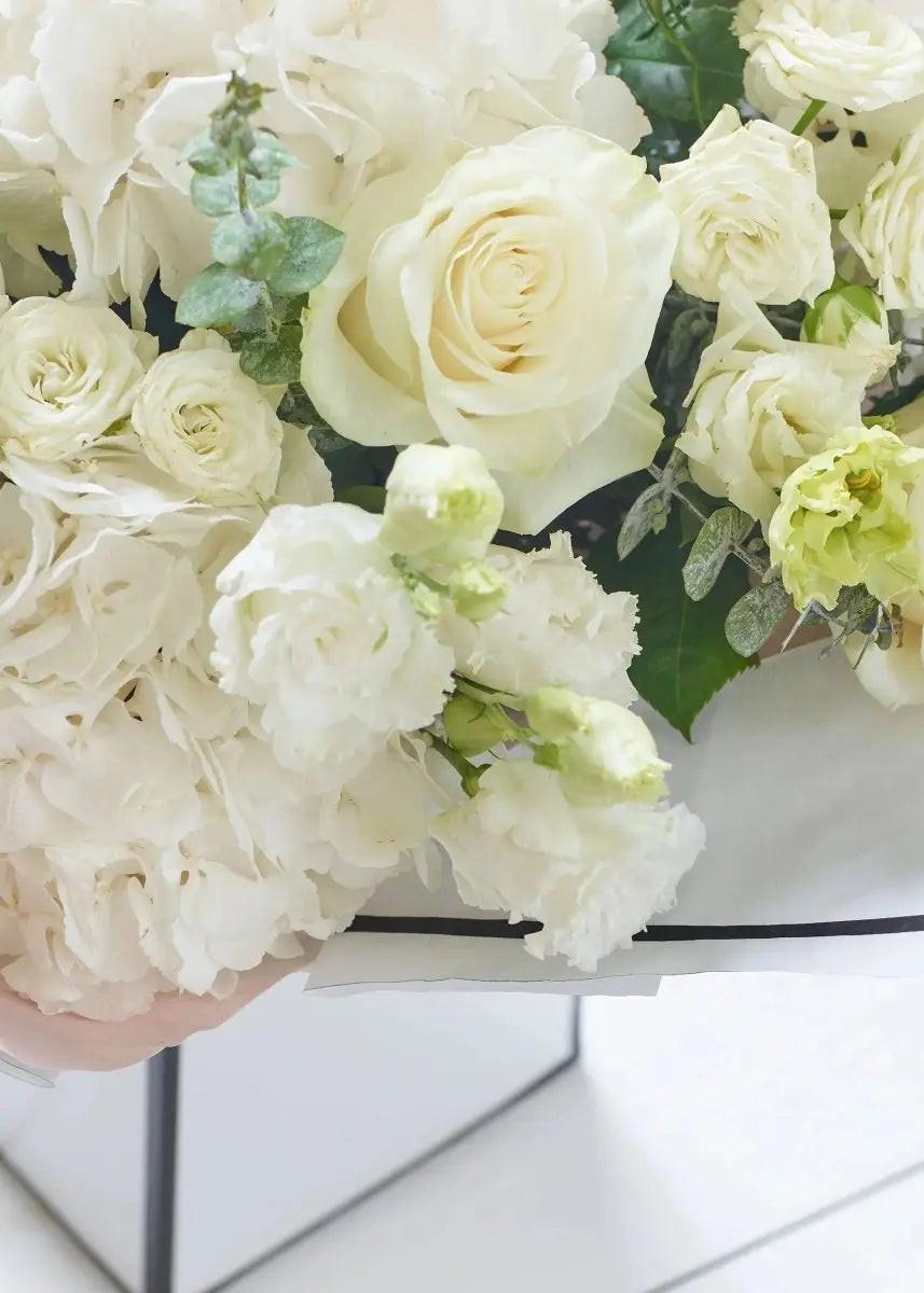 Beautifully Simple Showstopper White Bouquet Blume Flowers.