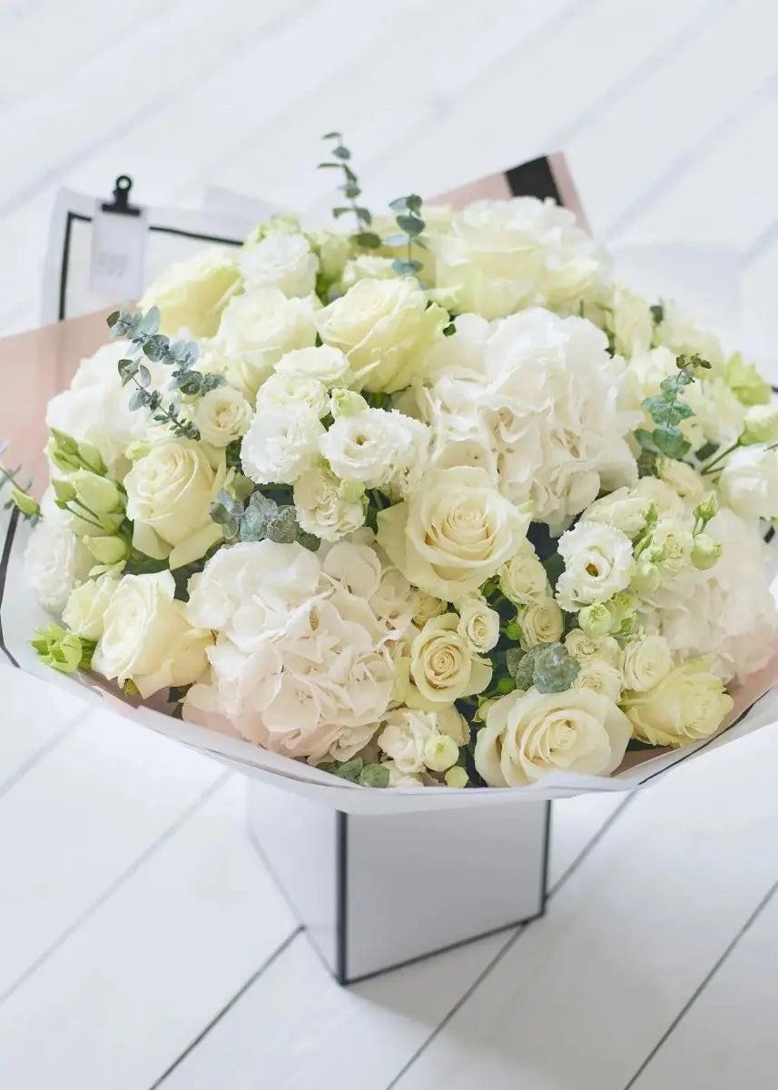 Beautifully Simple Showstopper White Bouquet Blume Flowers.