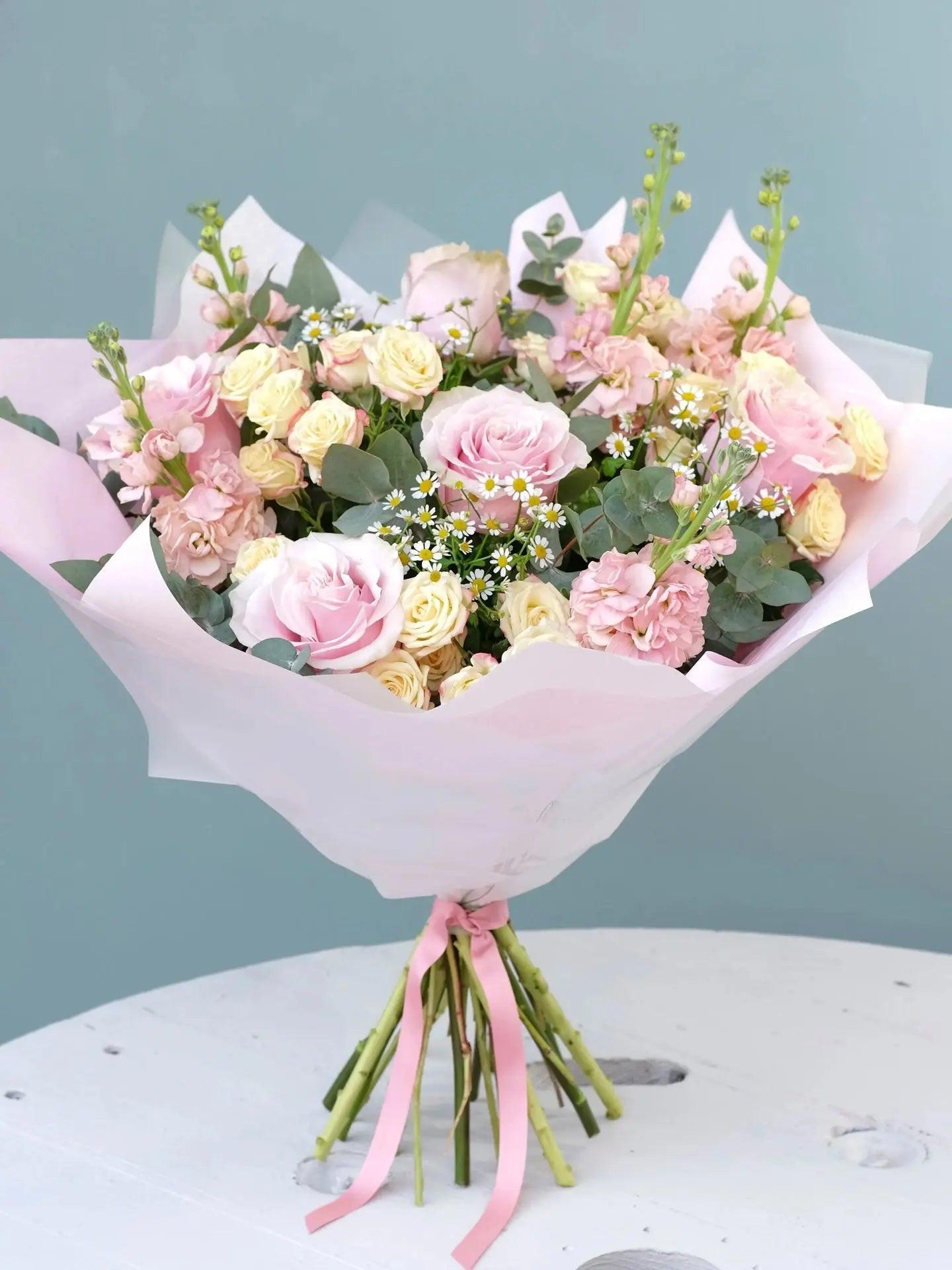 The Sailsbury Bouquet Blume Flowers.