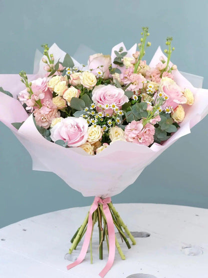 The Sailsbury Bouquet Blume Flowers.