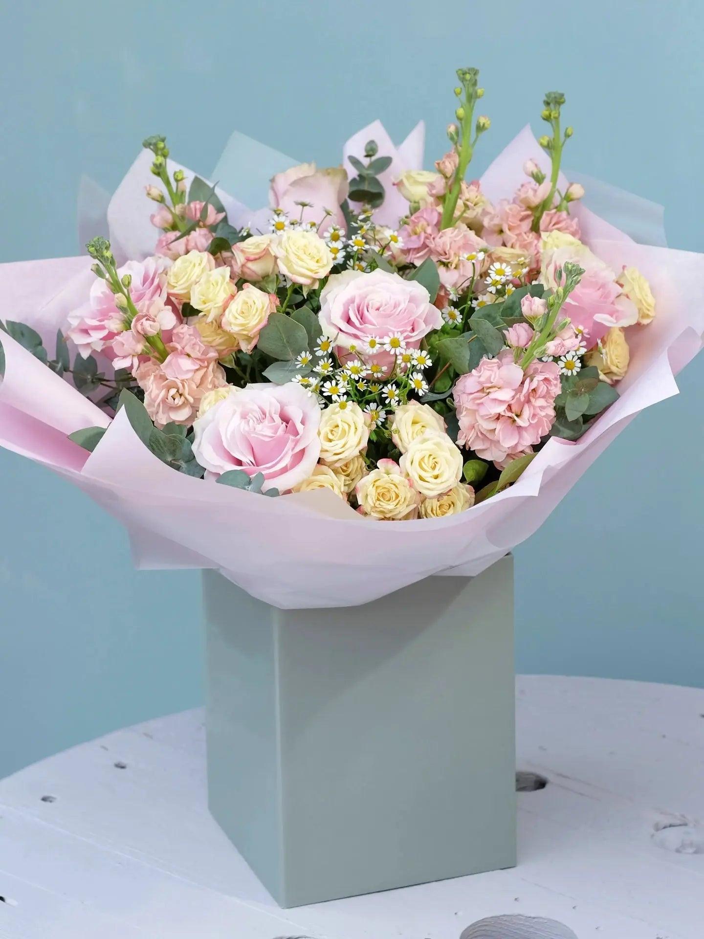 The Sailsbury Bouquet Blume Flowers.