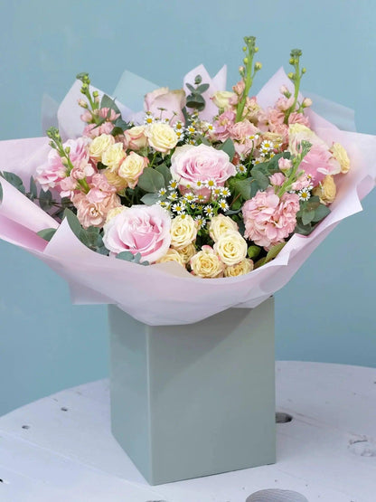 The Sailsbury Bouquet Blume Flowers.