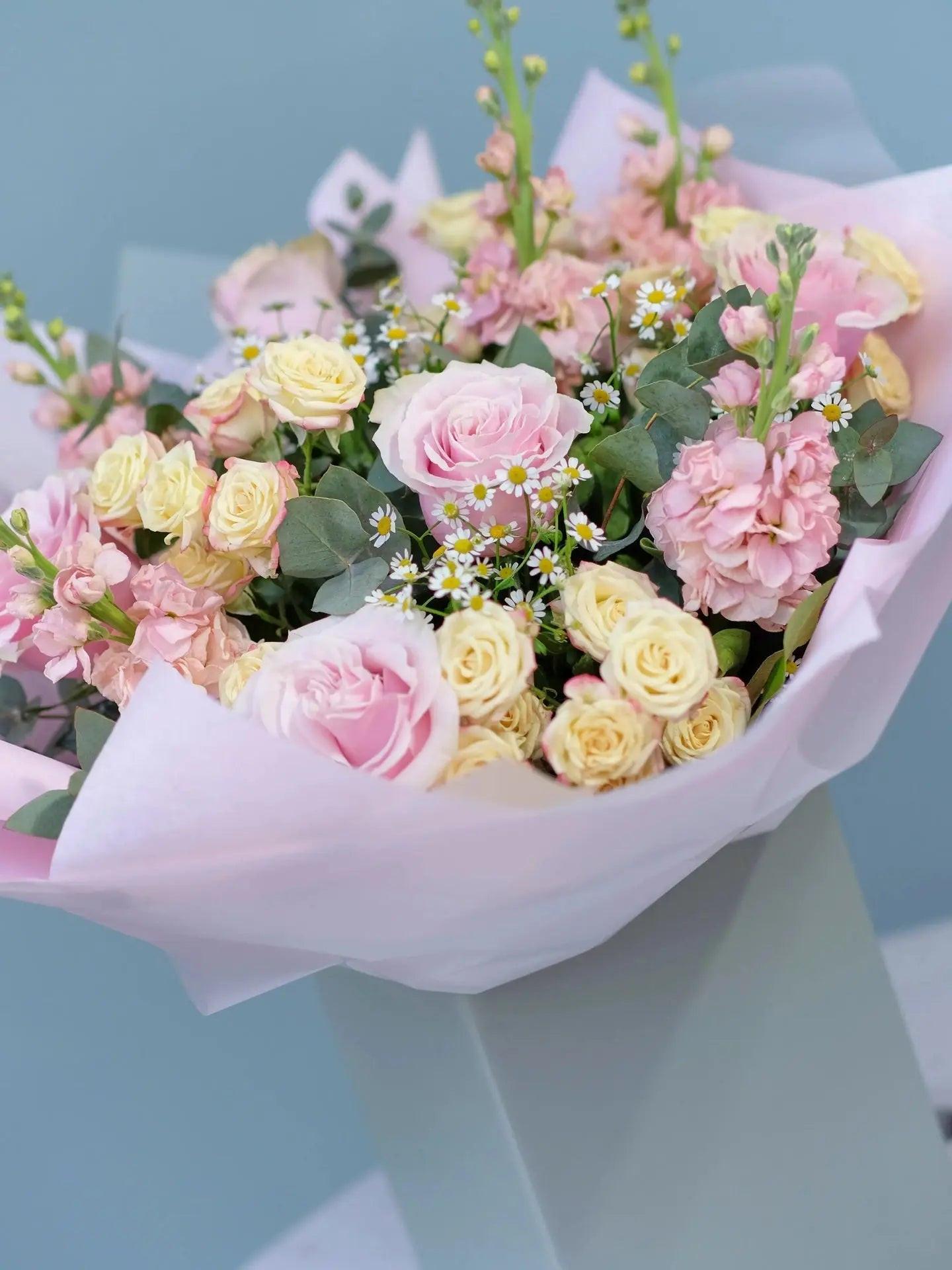 The Sailsbury Bouquet Blume Flowers.