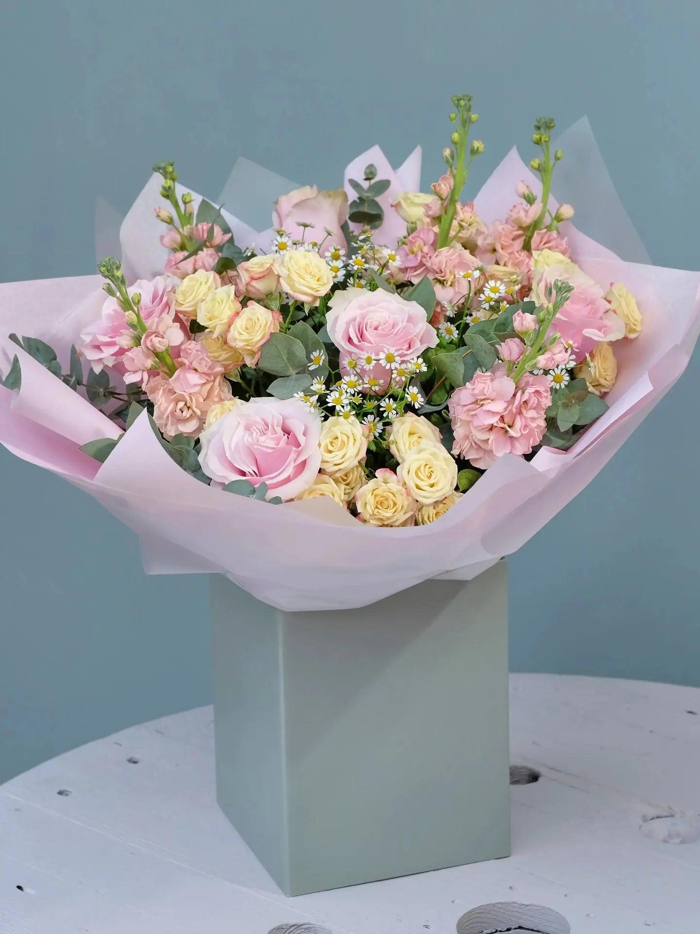 The Sailsbury Bouquet Blume Flowers.