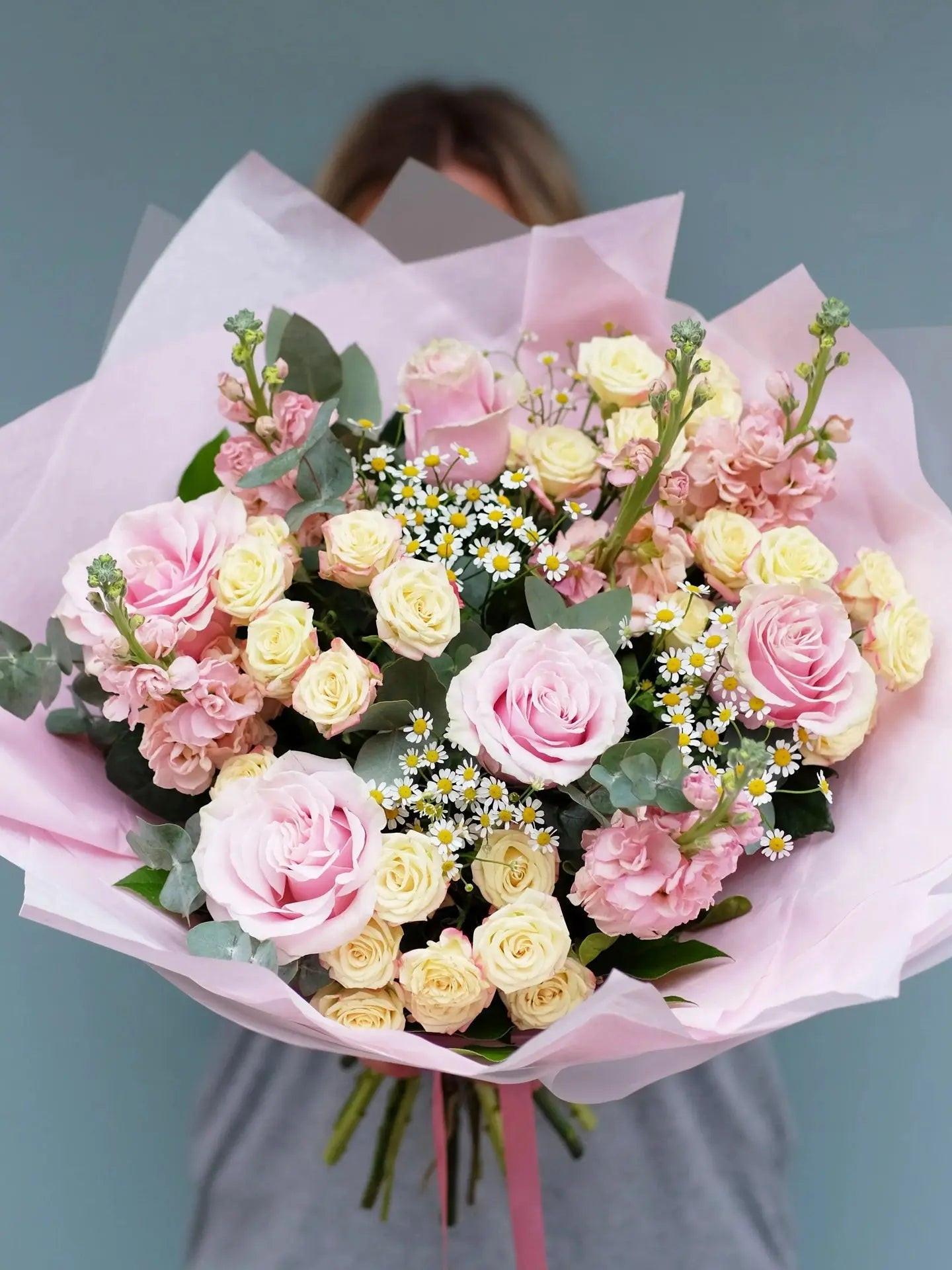 The Sailsbury Bouquet Blume Flowers.